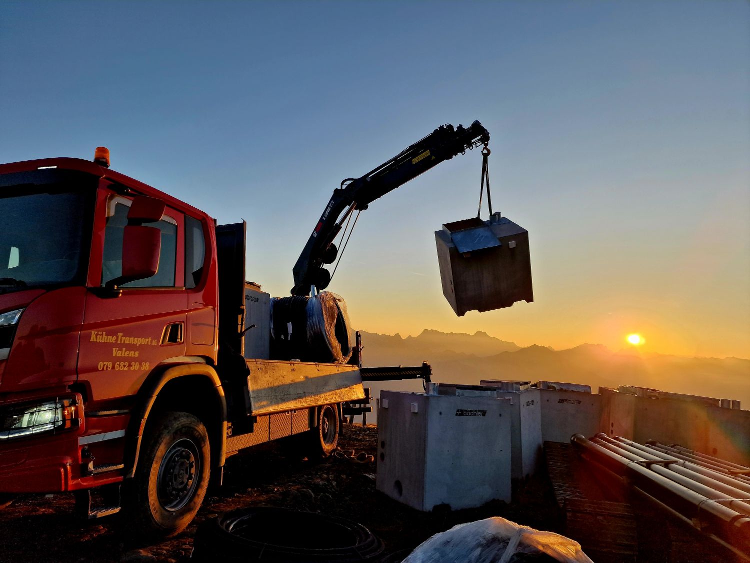 Kühne Lastwagen mit Kran im Gebirge